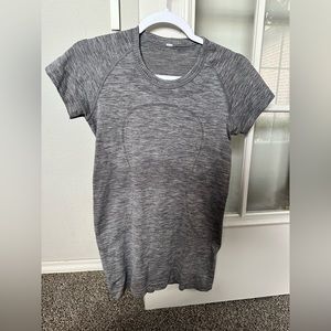 Lululemon Swiftly Tech Short Sleeve in good condition!!!